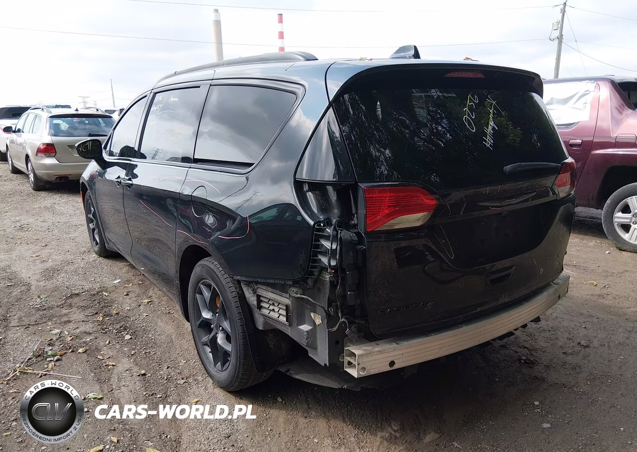 2018 Chrysler Pacifica Touring L Plus VIN:2C4RC1EG1JR157263 - 3