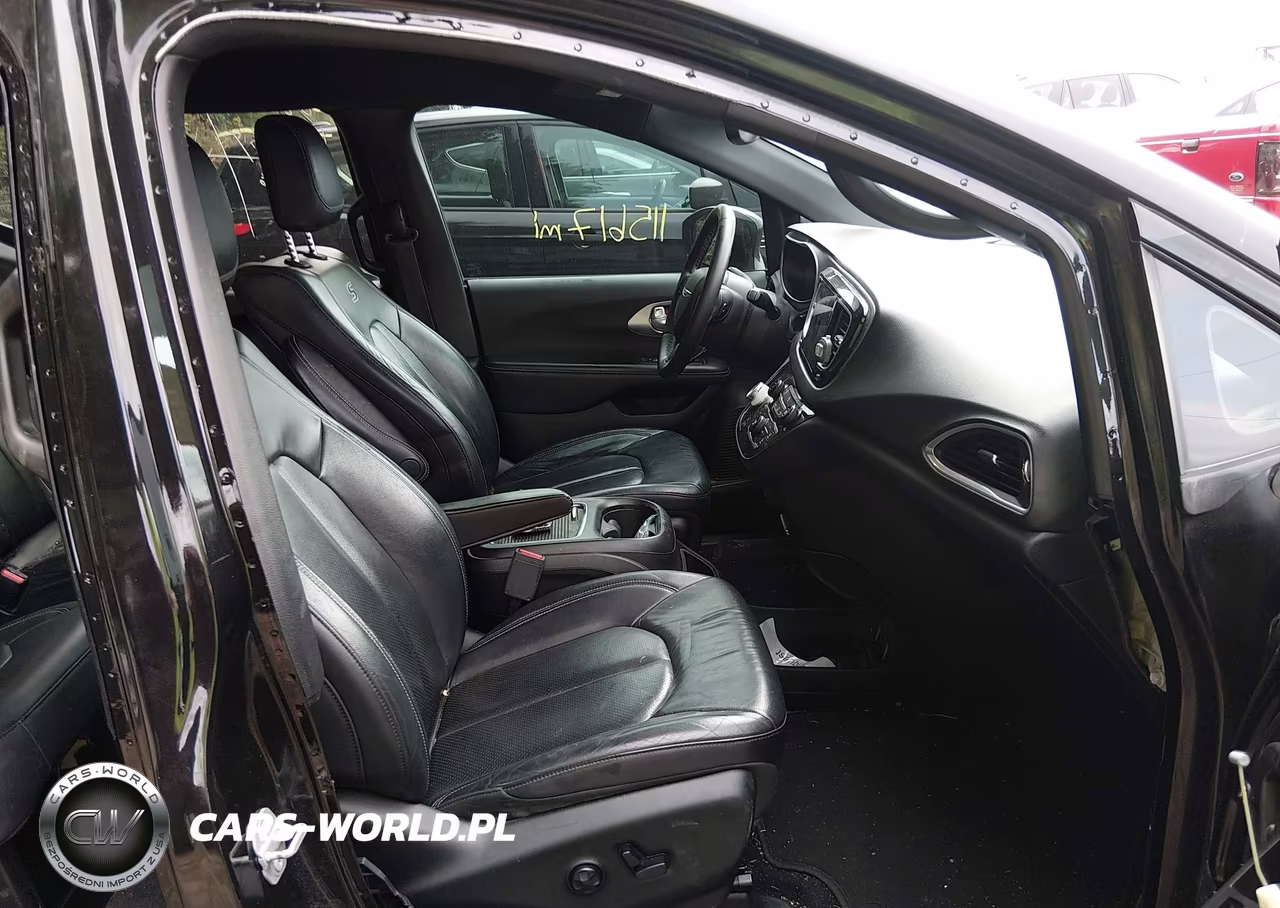 2018 Chrysler Pacifica Touring L Plus VIN:2C4RC1EG1JR157263 - 5