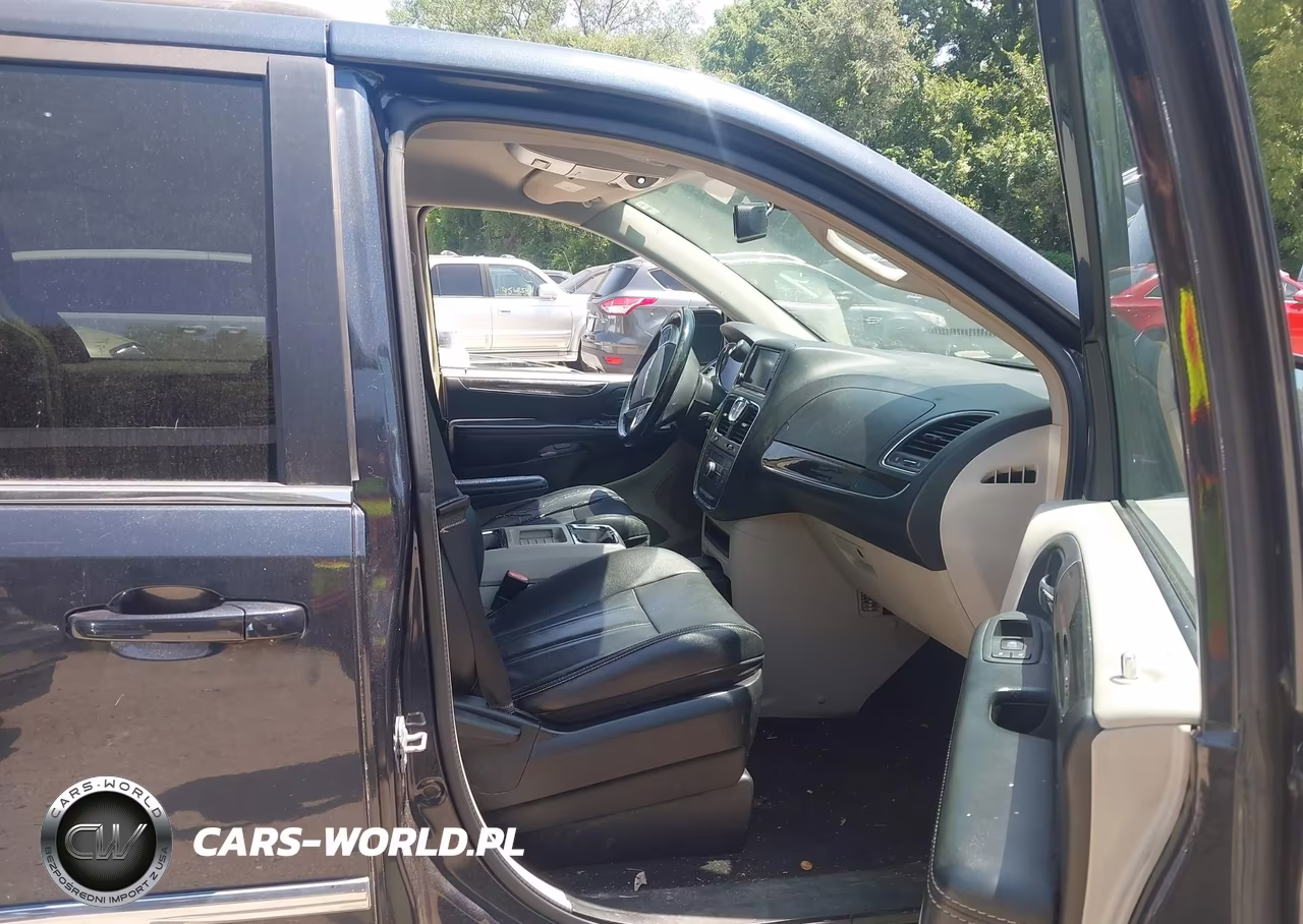 2014 Chrysler Town & Country Touring VIN:2C4RC1BGXER396062 - 5