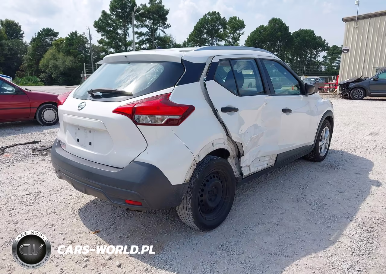2019 Nissan Kicks S VIN:3N1CP5CUXKL554739 - 4