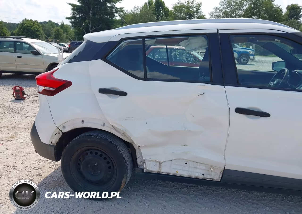 2019 Nissan Kicks S VIN:3N1CP5CUXKL554739 - 6