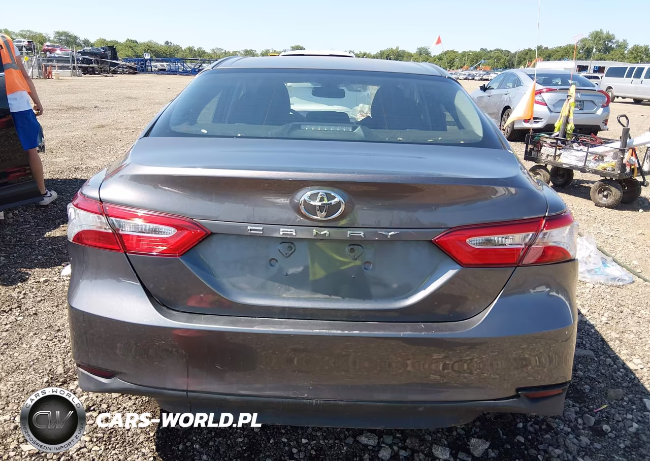 2018 Toyota Camry Le VIN:4T1B11HK2JU009323 - 17