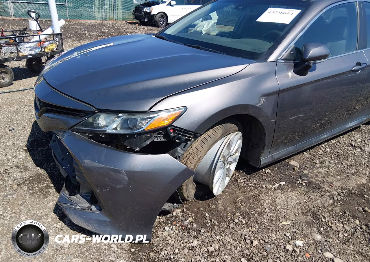 2018 Toyota Camry Le VIN:4T1B11HK2JU009323 - 18