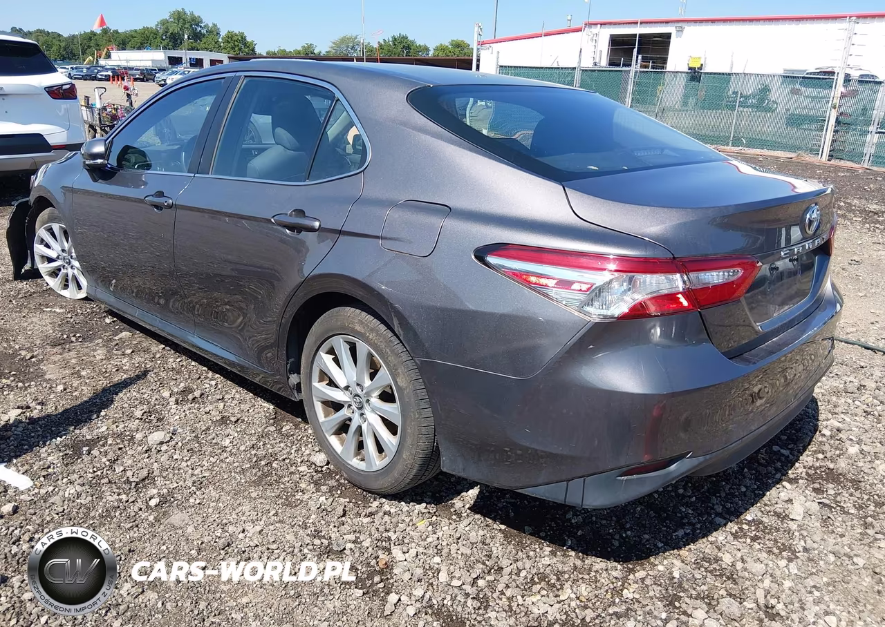 2018 Toyota Camry Le VIN:4T1B11HK2JU009323 - 3