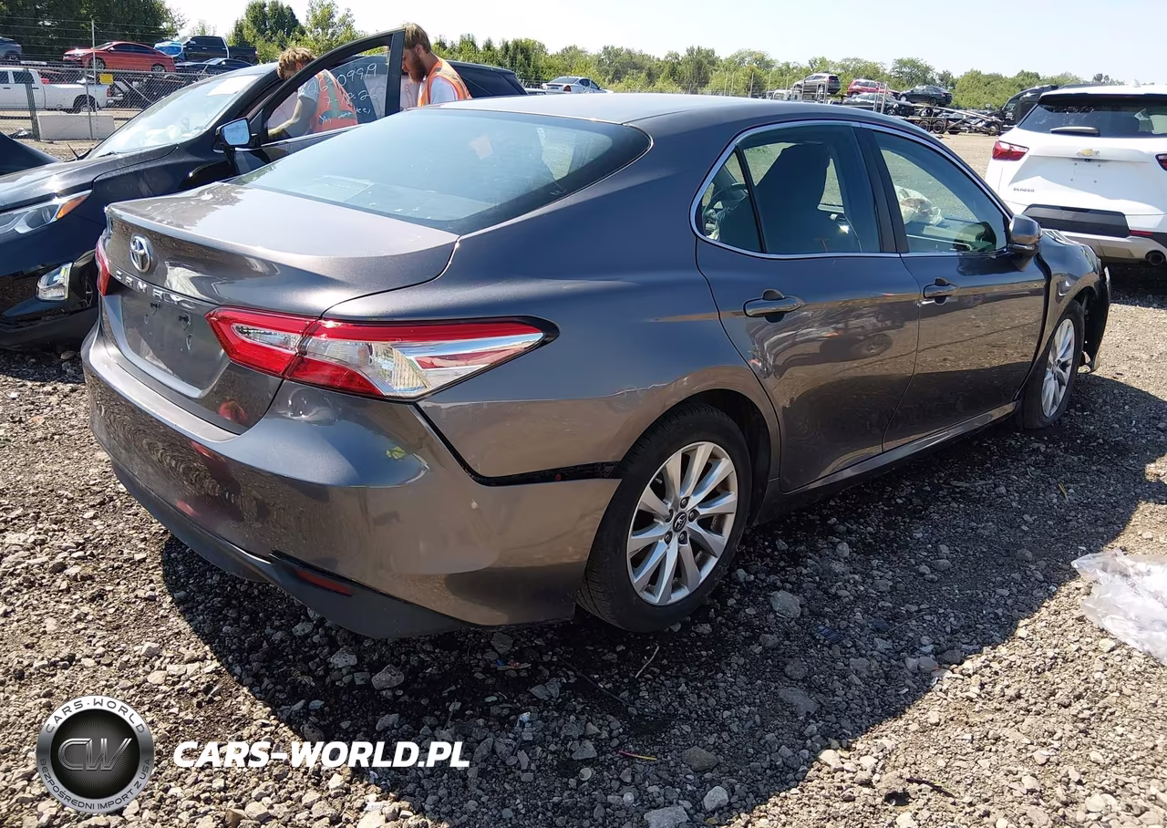 2018 Toyota Camry Le VIN:4T1B11HK2JU009323 - 4