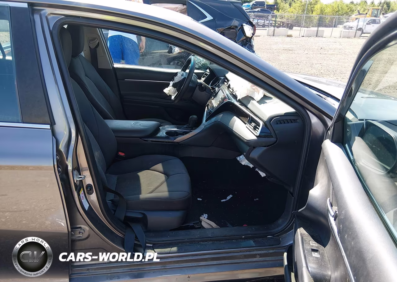 2018 Toyota Camry Le VIN:4T1B11HK2JU009323 - 5