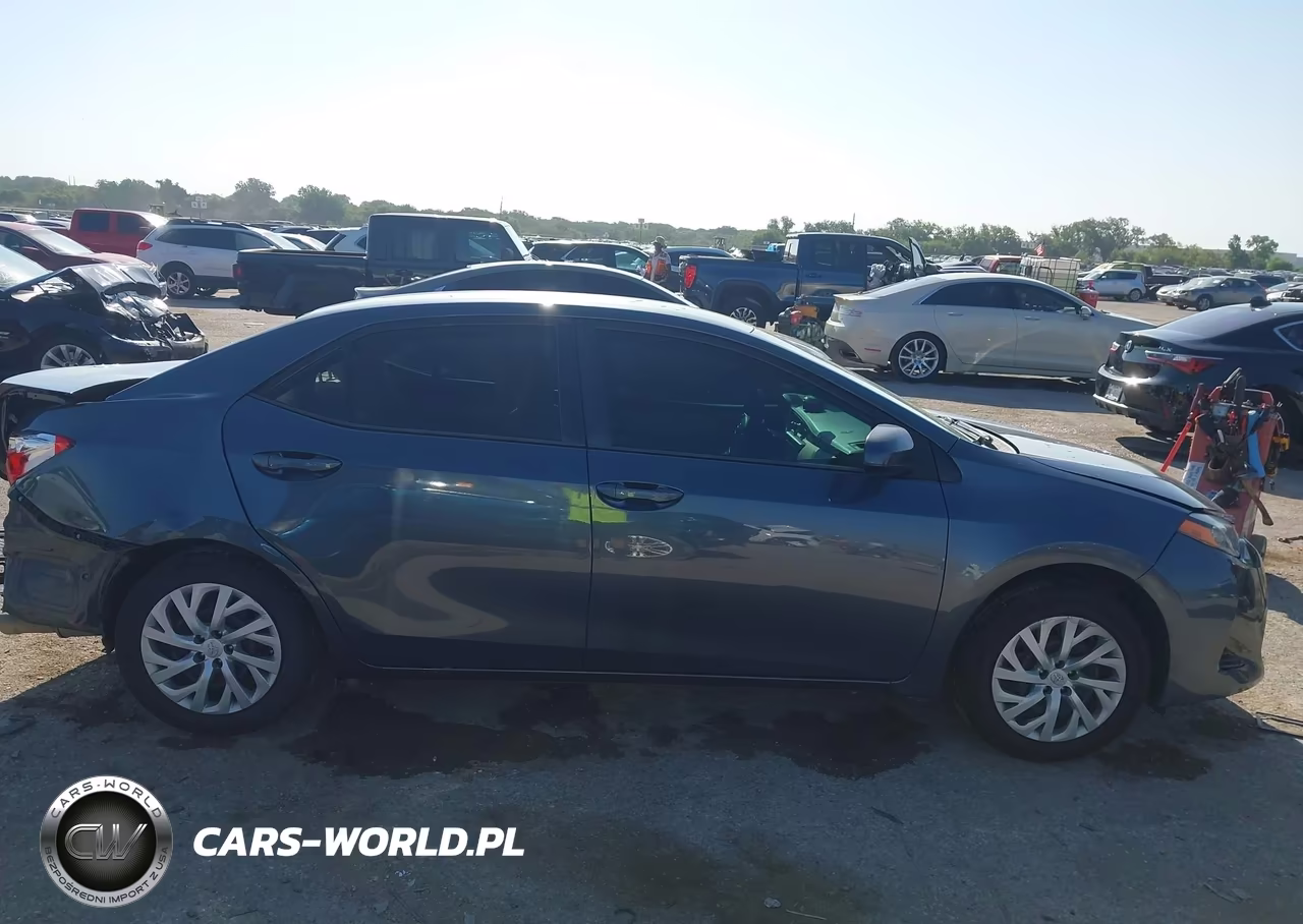 2018 Toyota Corolla Le VIN:5YFBURHE7JP830631 - 13
