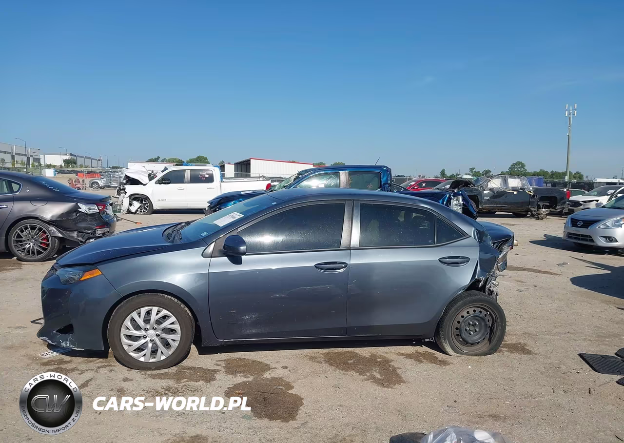 2018 Toyota Corolla Le VIN:5YFBURHE7JP830631 - 14