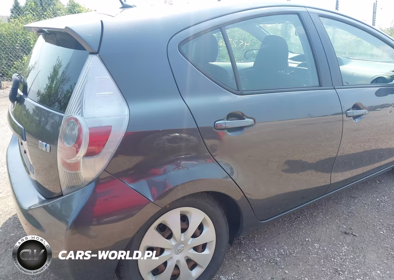 2013 Toyota Prius C Two VIN:JTDKDTB32D1535403 - 17