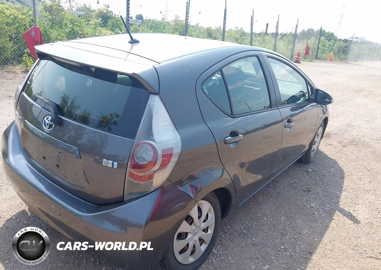 2013 Toyota Prius C Two VIN:JTDKDTB32D1535403 - 4
