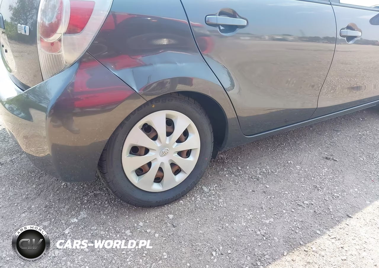 2013 Toyota Prius C Two VIN:JTDKDTB32D1535403 - 6