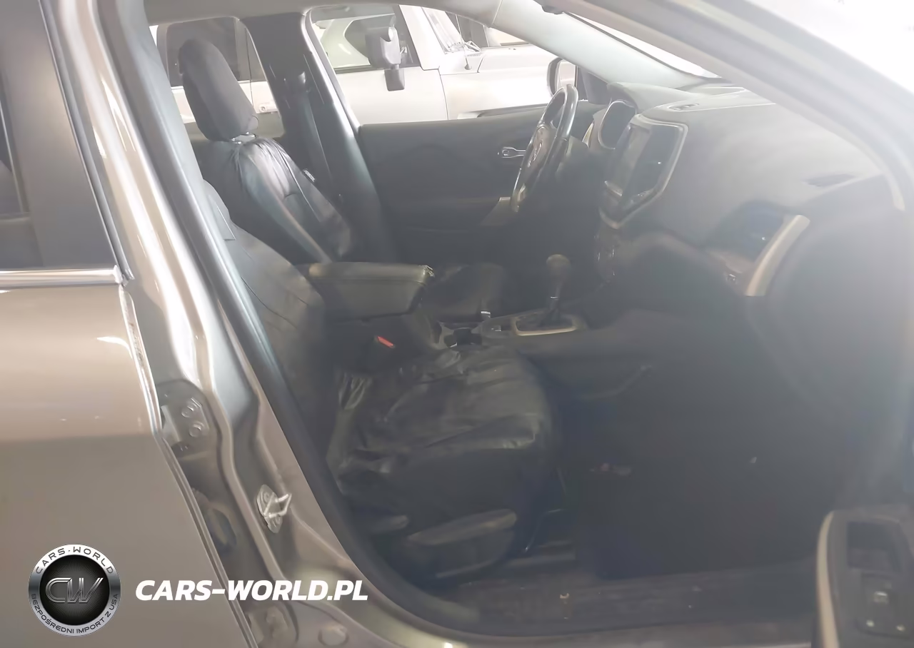 2017 Jeep Cherokee Latitude VIN:1C4PJLCB1HW643329 - 5