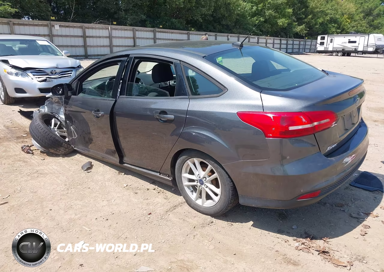 2016 Ford Focus Se VIN:1FADP3F2XGL354484 - 3