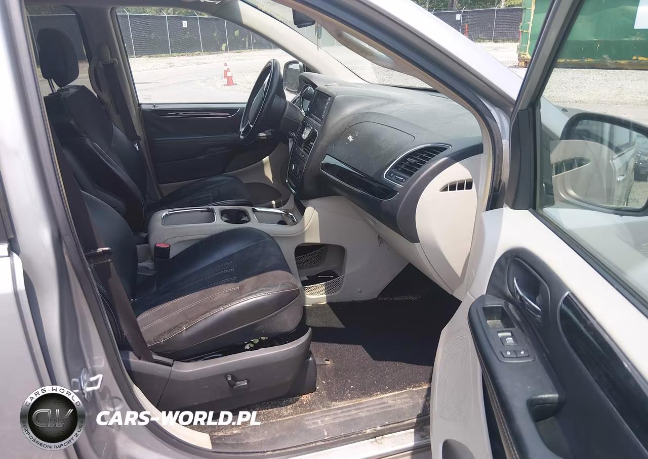 2016 Chrysler Town & Country Limited VIN:2C4RC1JG9GR239157 - 5