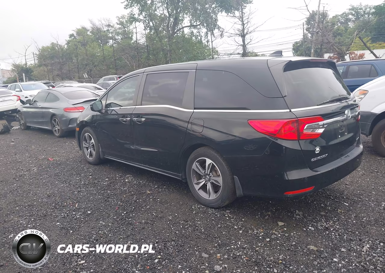 2018 Honda Odyssey Touring VIN:5FNRL6H84JB012439 - 3