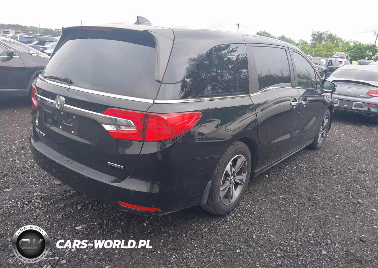 2018 Honda Odyssey Touring VIN:5FNRL6H84JB012439 - 4
