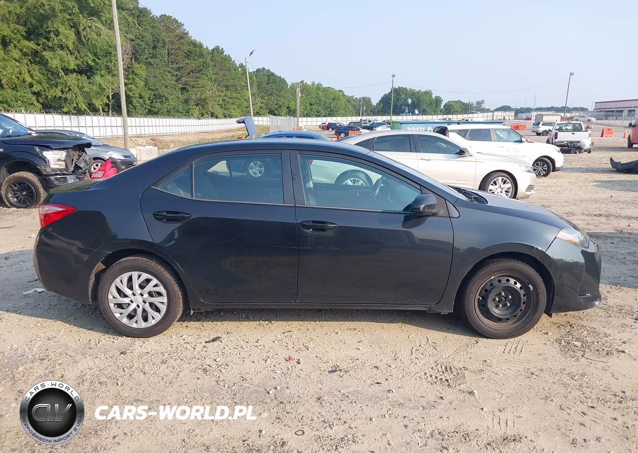 2018 Toyota Corolla Le VIN:5YFBURHE3JP814751 - 13