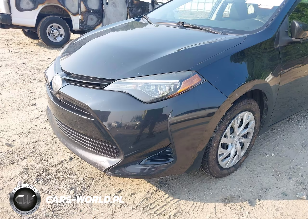 2018 Toyota Corolla Le VIN:5YFBURHE3JP814751 - 18