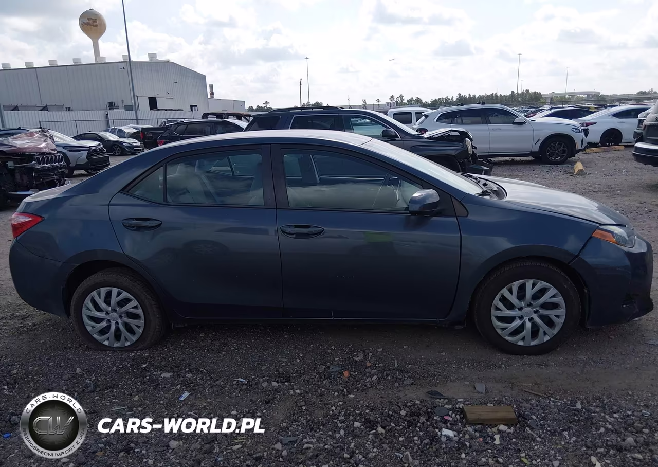 2018 Toyota Corolla Le VIN:5YFBURHE7JP853617 - 13