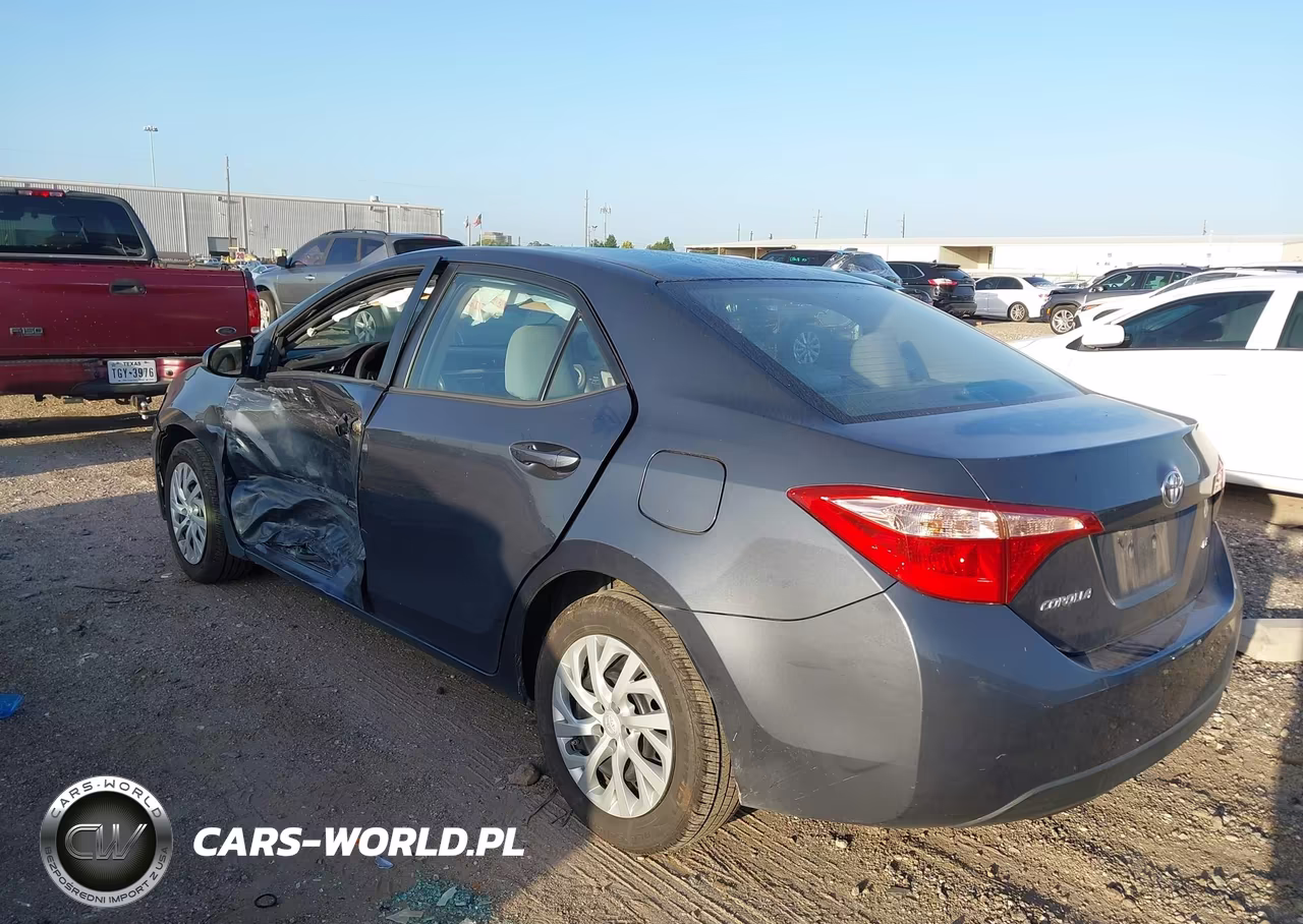 2018 Toyota Corolla Le VIN:5YFBURHE7JP853617 - 3
