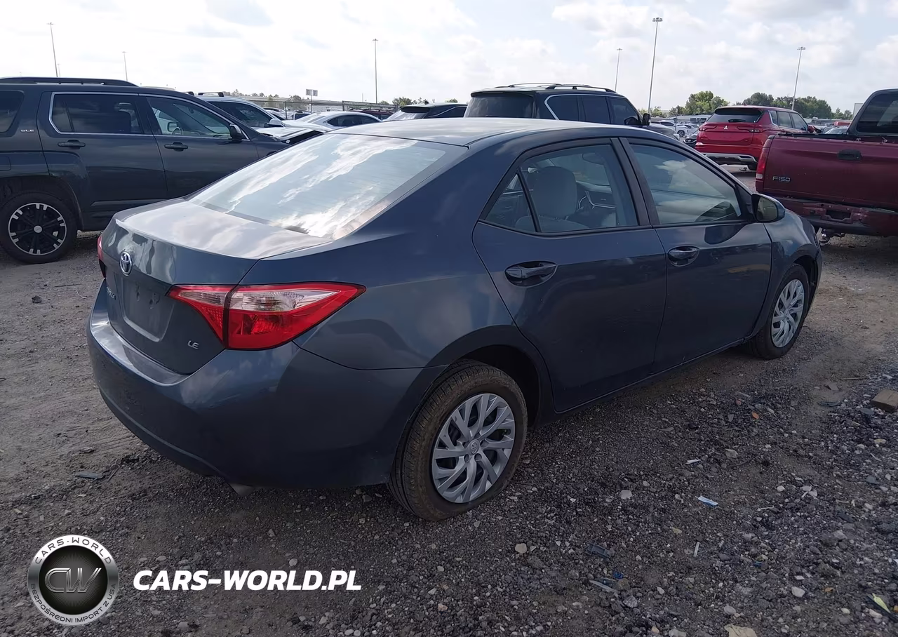 2018 Toyota Corolla Le VIN:5YFBURHE7JP853617 - 4