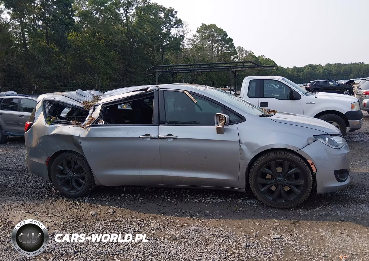 2018 Chrysler Pacifica Touring Plus VIN:2C4RC1FG2JR358281 - 13