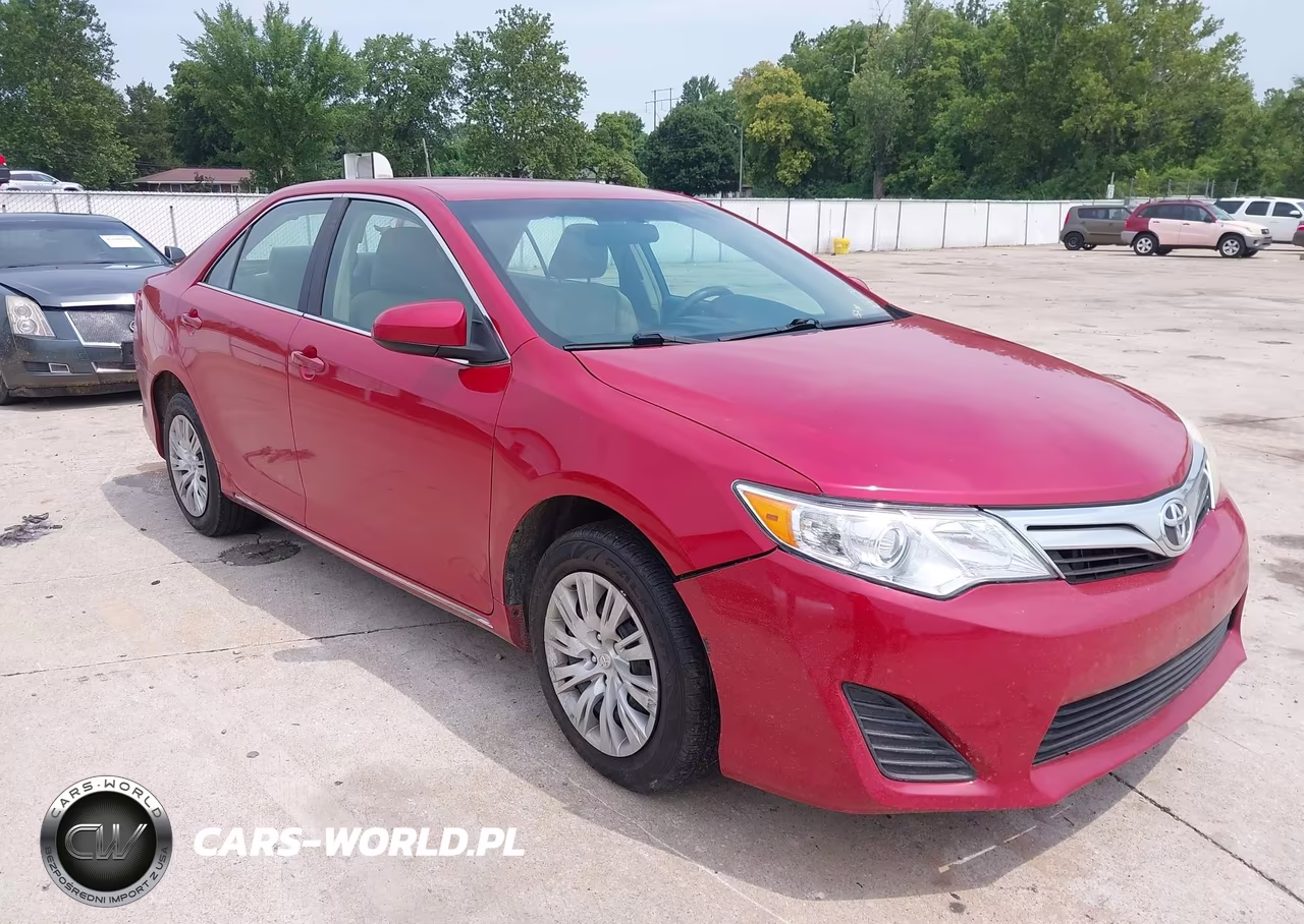 2013 Toyota Camry Le – zdjęcie 1 z 12