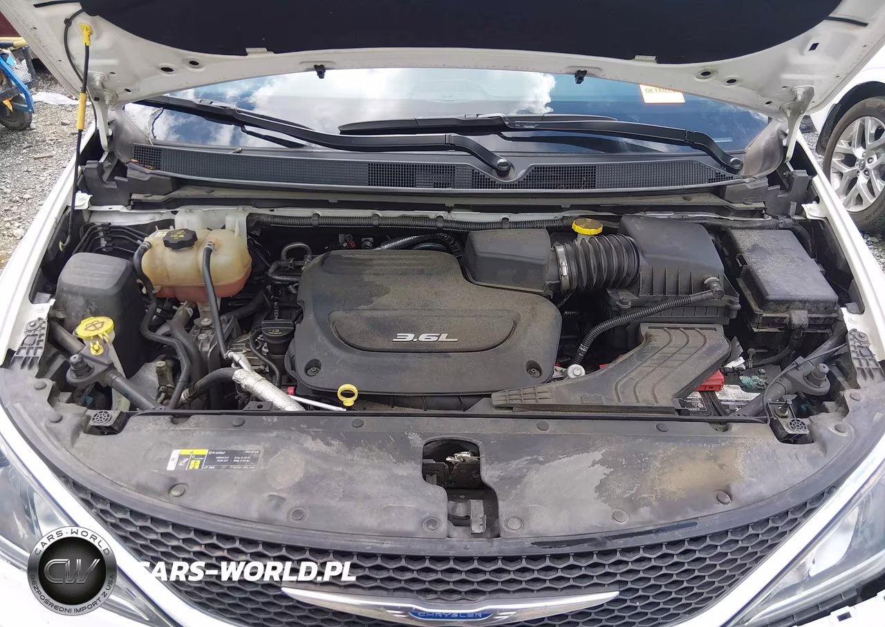 2018 Chrysler Pacifica Touring Plus VIN:2C4RC1FG8JR279455 - 10
