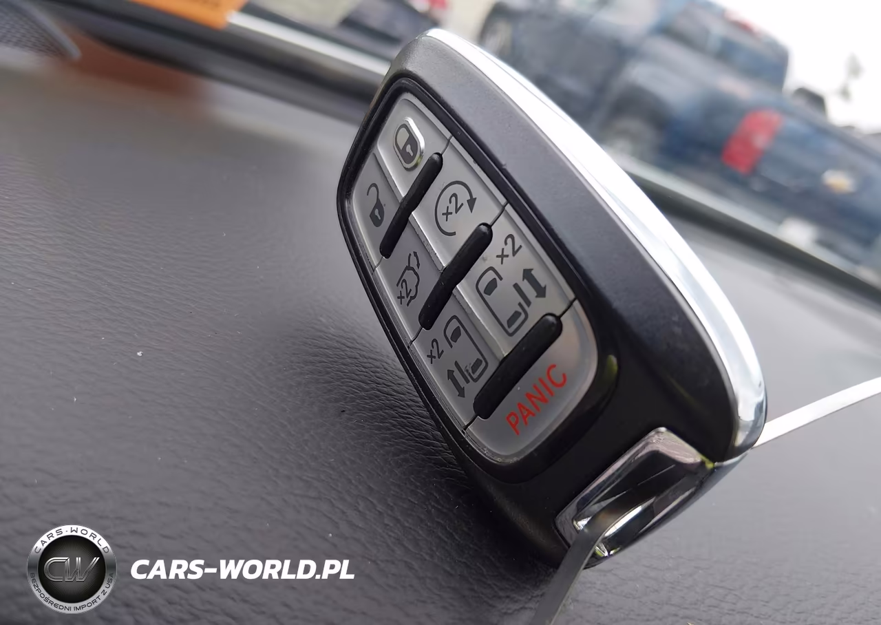 2018 Chrysler Pacifica Touring Plus VIN:2C4RC1FG8JR279455 - 11