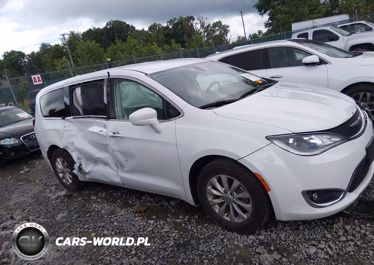 2018 Chrysler Pacifica Touring Plus VIN:2C4RC1FG8JR279455 - 13