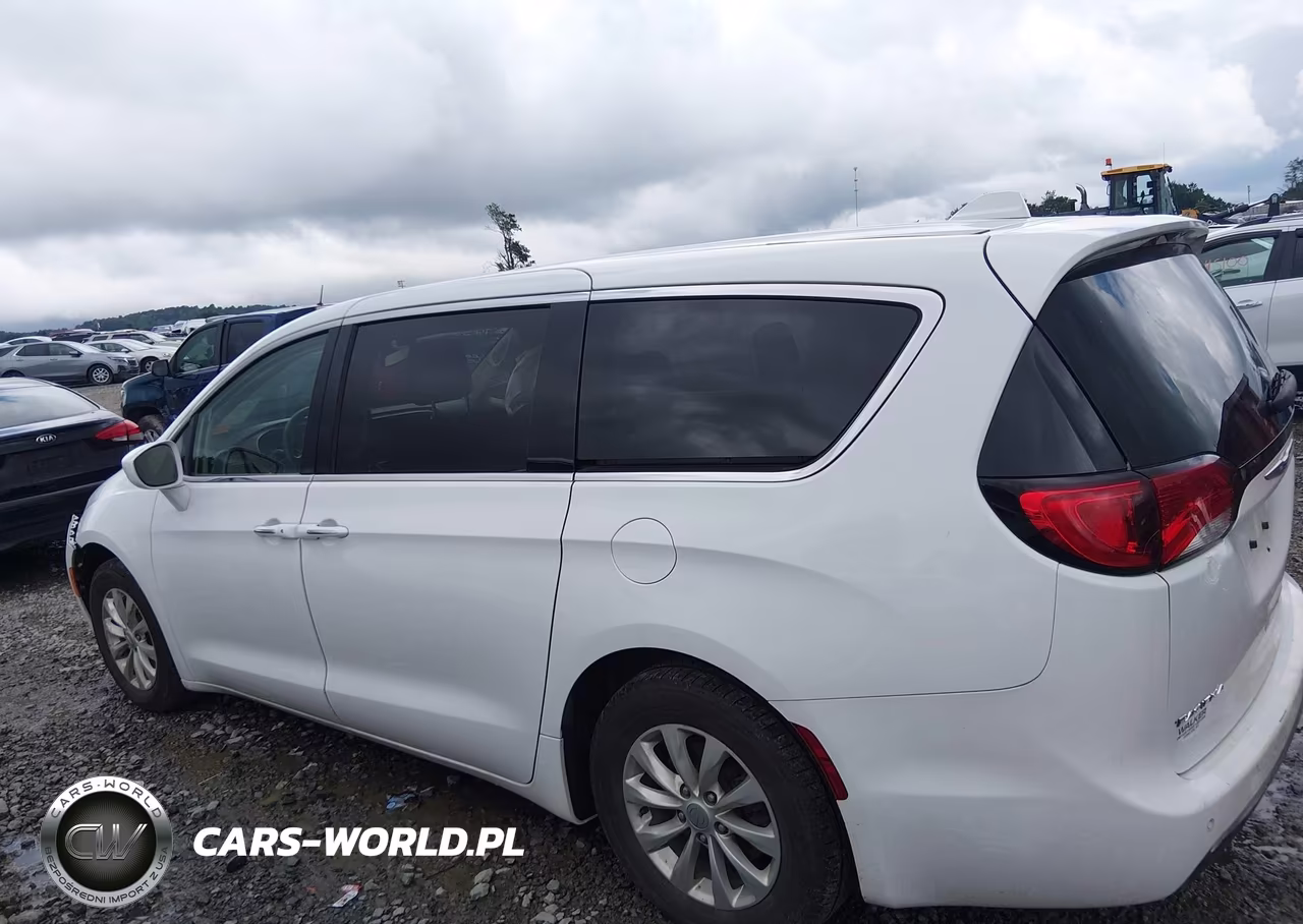 2018 Chrysler Pacifica Touring Plus VIN:2C4RC1FG8JR279455 - 14