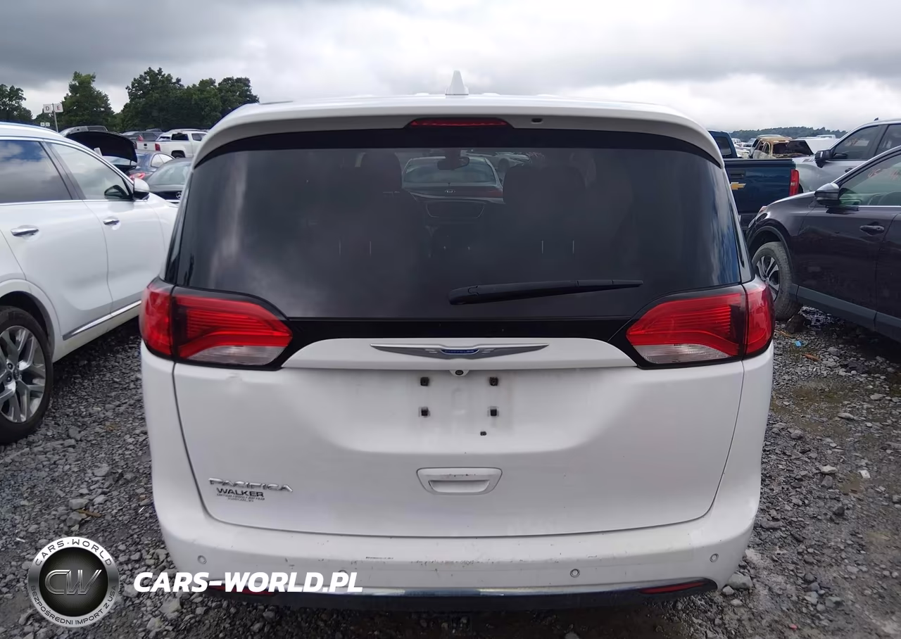 2018 Chrysler Pacifica Touring Plus VIN:2C4RC1FG8JR279455 - 16