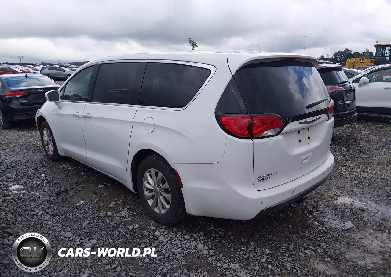 2018 Chrysler Pacifica Touring Plus VIN:2C4RC1FG8JR279455 - 3