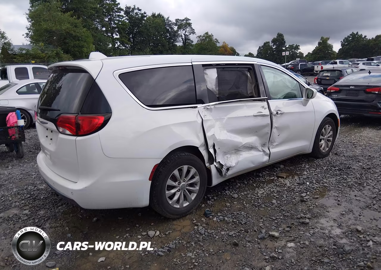 2018 Chrysler Pacifica Touring Plus VIN:2C4RC1FG8JR279455 - 4