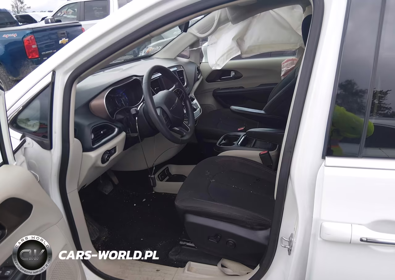 2018 Chrysler Pacifica Touring Plus VIN:2C4RC1FG8JR279455 - 5