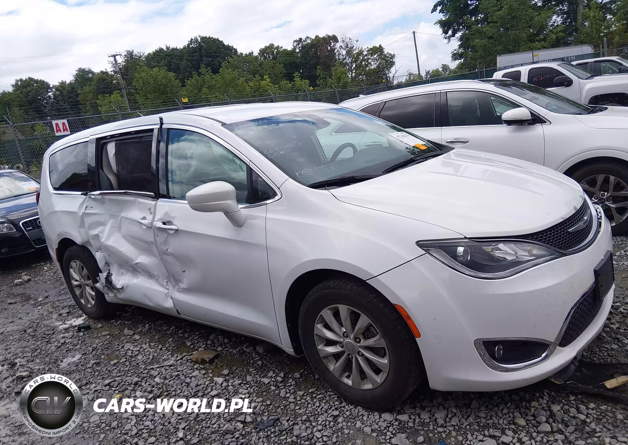2018 Chrysler Pacifica Touring Plus VIN:2C4RC1FG8JR279455 - 6