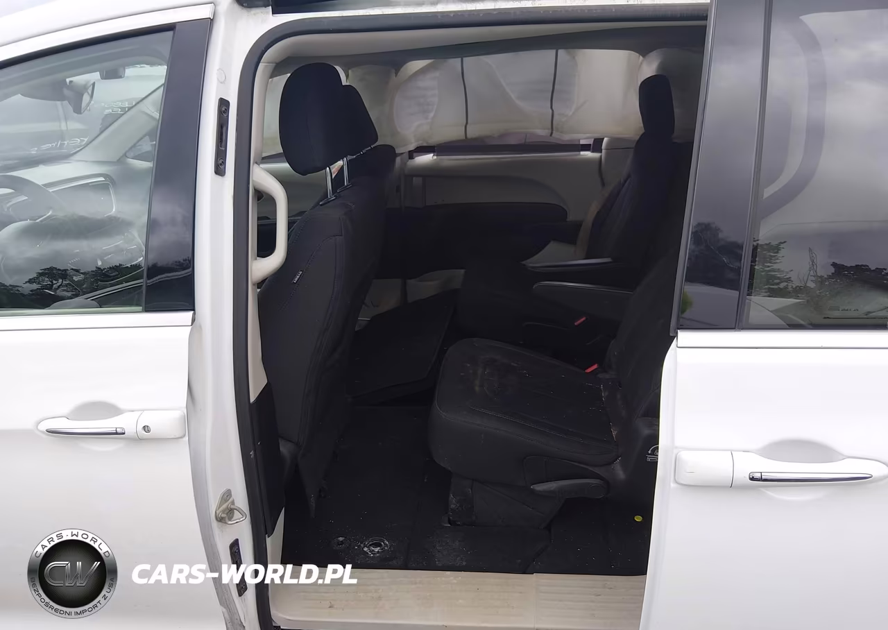 2018 Chrysler Pacifica Touring Plus VIN:2C4RC1FG8JR279455 - 8