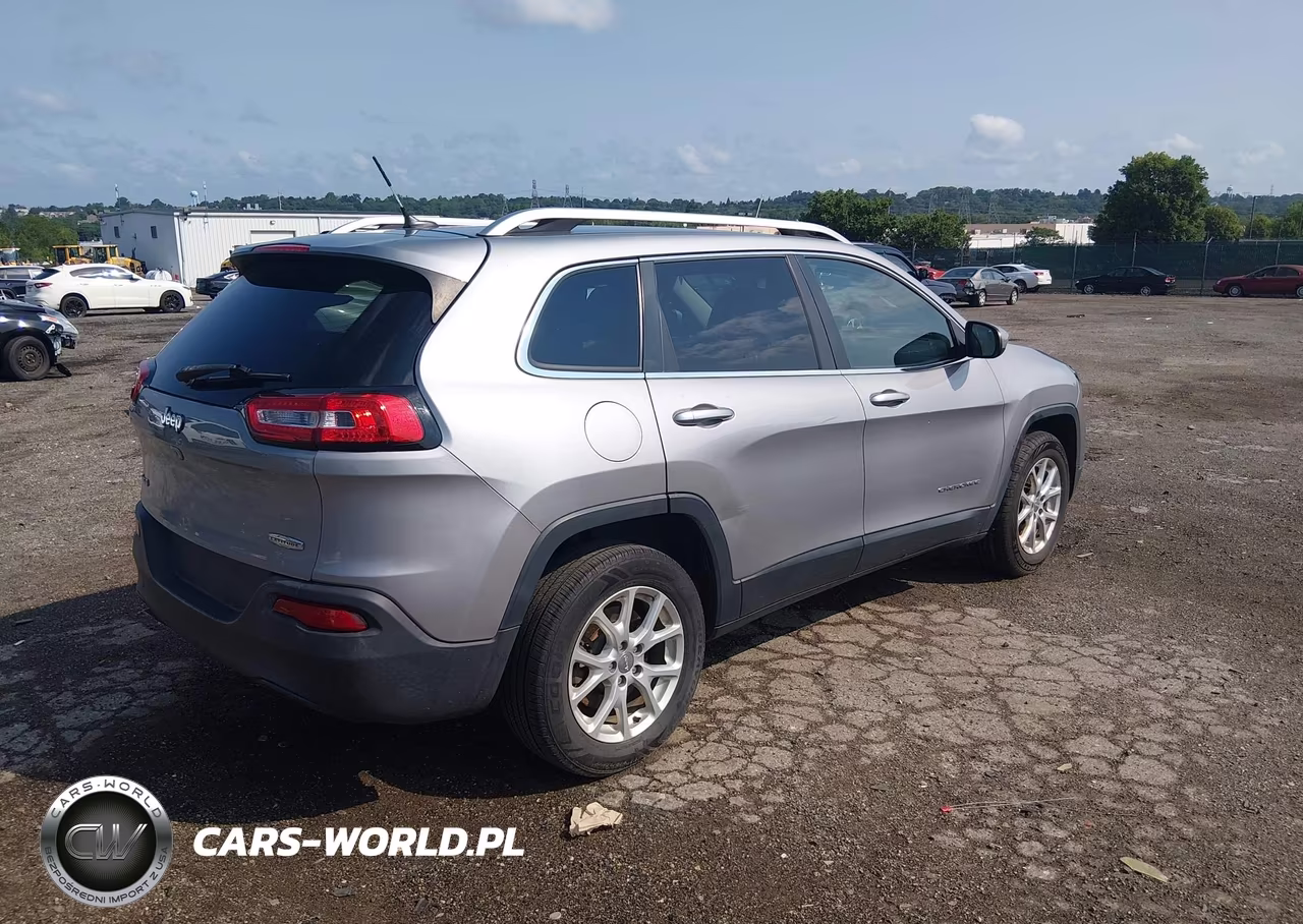 2015 Jeep Cherokee Latitude VIN:1C4PJMCBXFW520146 - 4