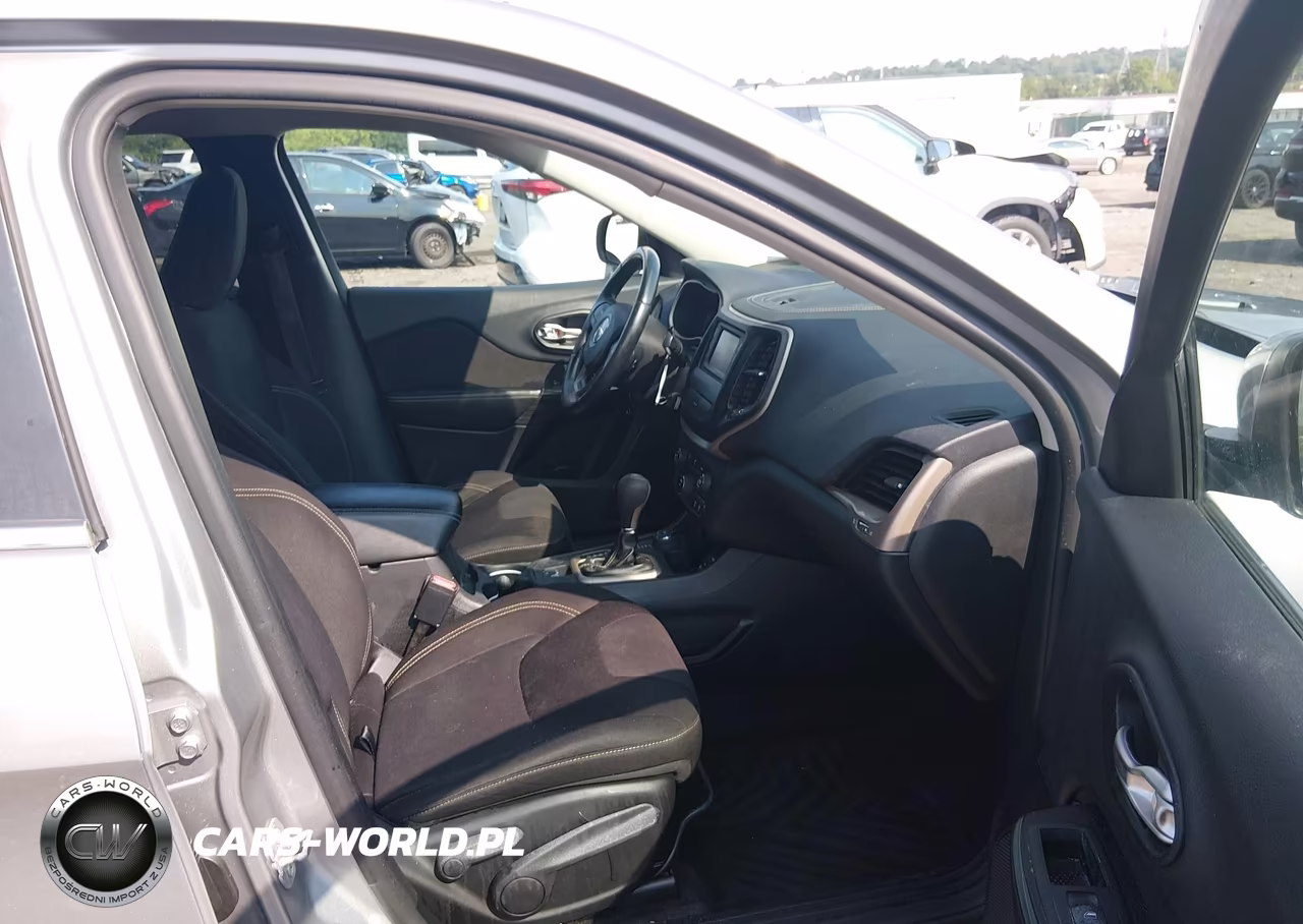 2015 Jeep Cherokee Latitude VIN:1C4PJMCBXFW520146 - 5