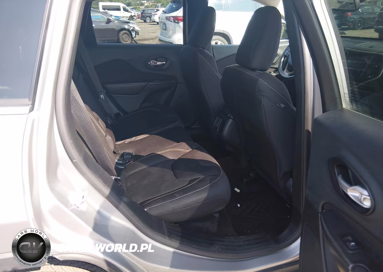 2015 Jeep Cherokee Latitude VIN:1C4PJMCBXFW520146 - 8