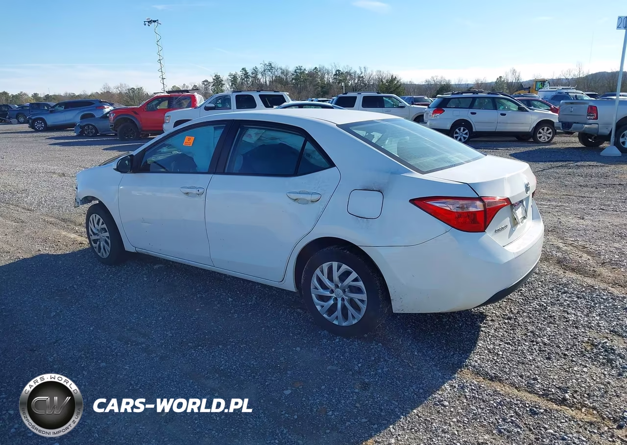 2018 Toyota Corolla Le VIN:5YFBURHE6JP835335 - 3