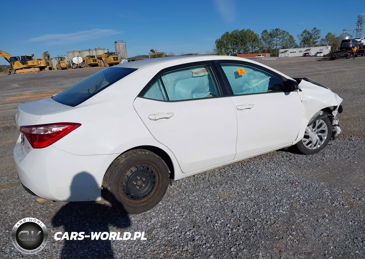 2018 Toyota Corolla Le VIN:5YFBURHE6JP835335 - 4