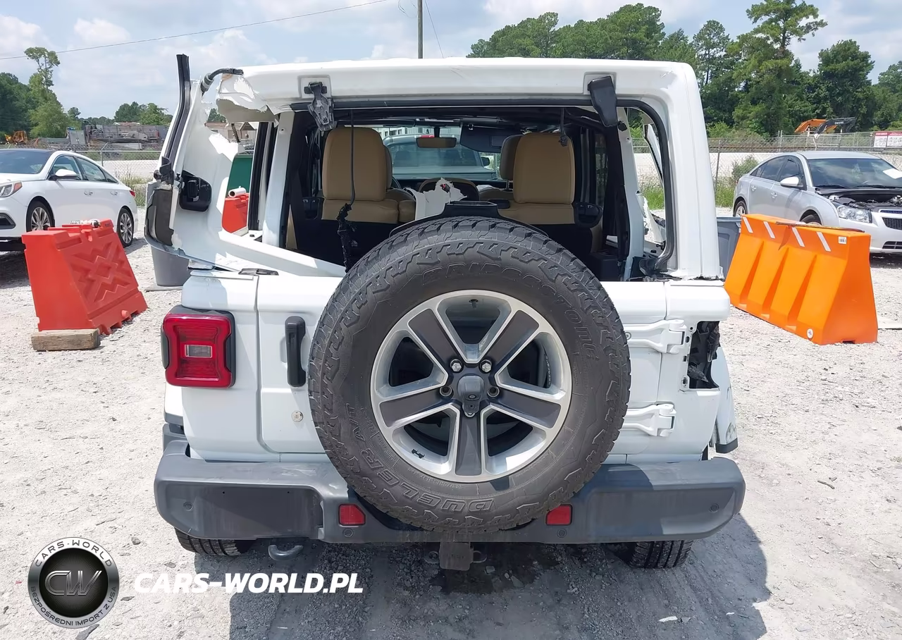 2018 Jeep Wrangler Unlimited Sahara 4X4 VIN:1C4HJXEG4JW132918 - 17