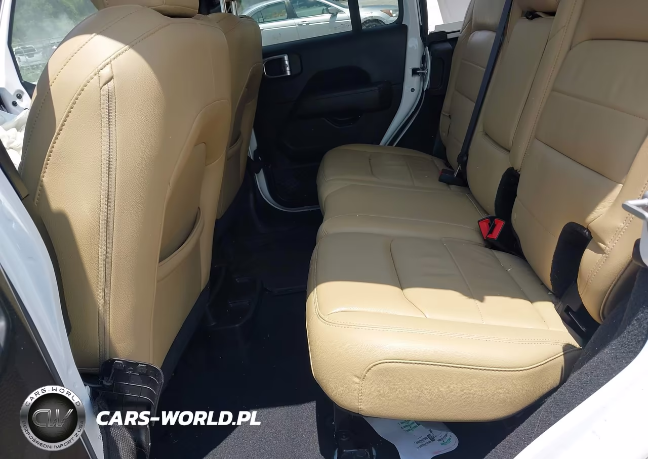 2018 Jeep Wrangler Unlimited Sahara 4X4 VIN:1C4HJXEG4JW132918 - 8