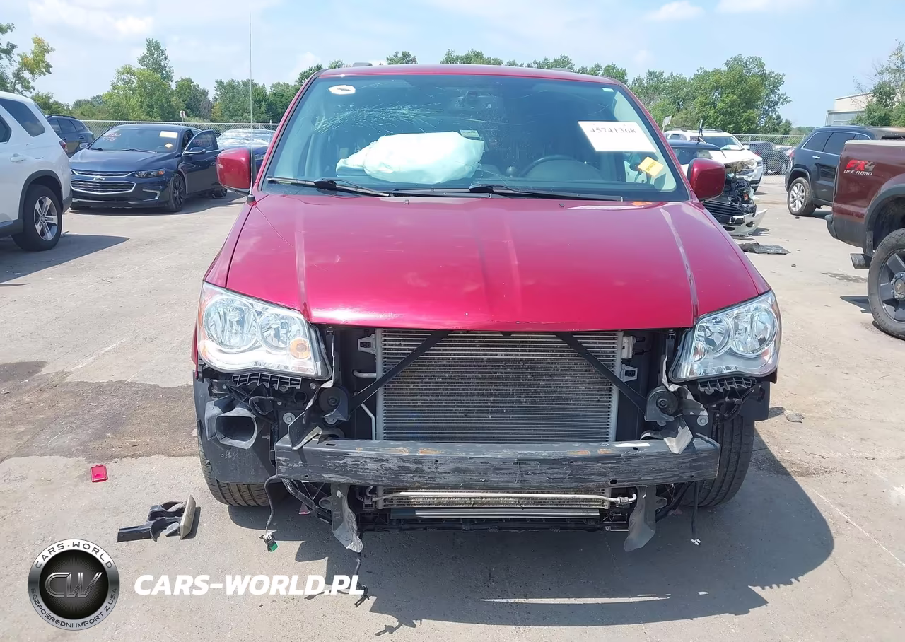 2015 Chrysler Town & Country Touring VIN:2C4RC1BG2FR571048 - 13