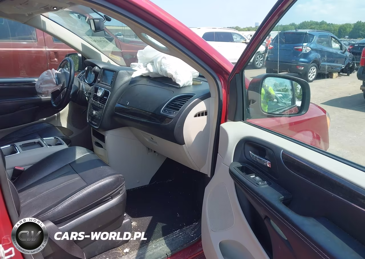 2015 Chrysler Town & Country Touring VIN:2C4RC1BG2FR571048 - 5