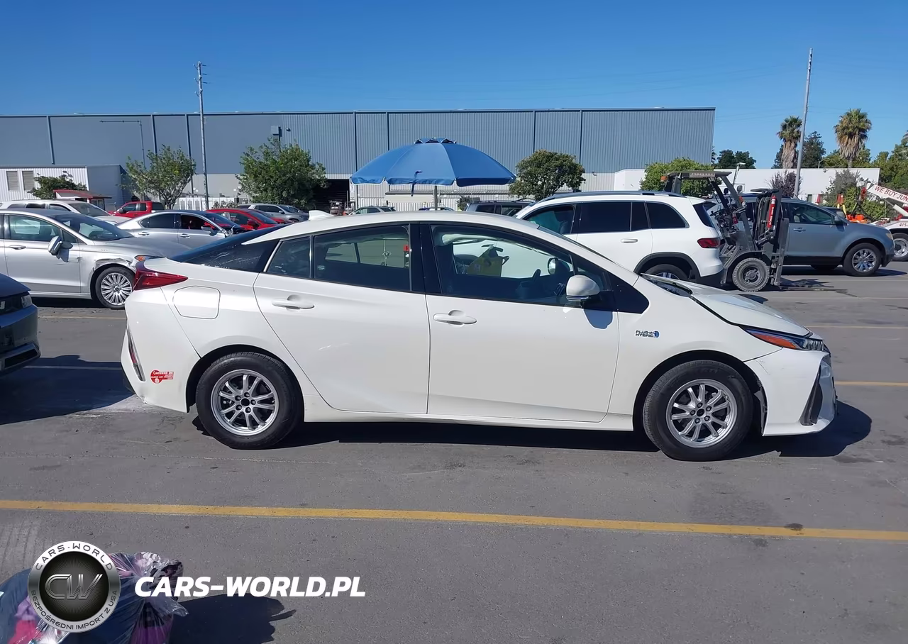 2018 Toyota Prius Prime Plus VIN:JTDKARFP6J3076708 - 13