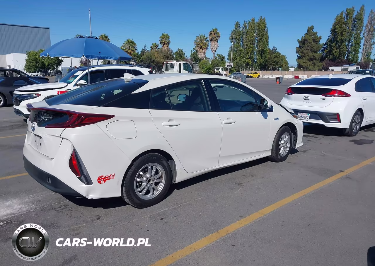 2018 Toyota Prius Prime Plus VIN:JTDKARFP6J3076708 - 4