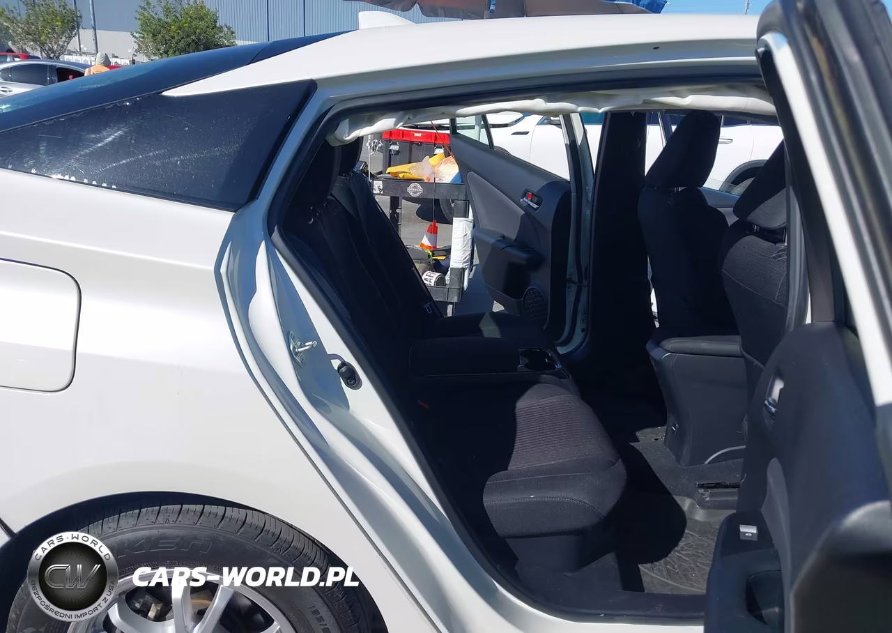 2018 Toyota Prius Prime Plus VIN:JTDKARFP6J3076708 - 8