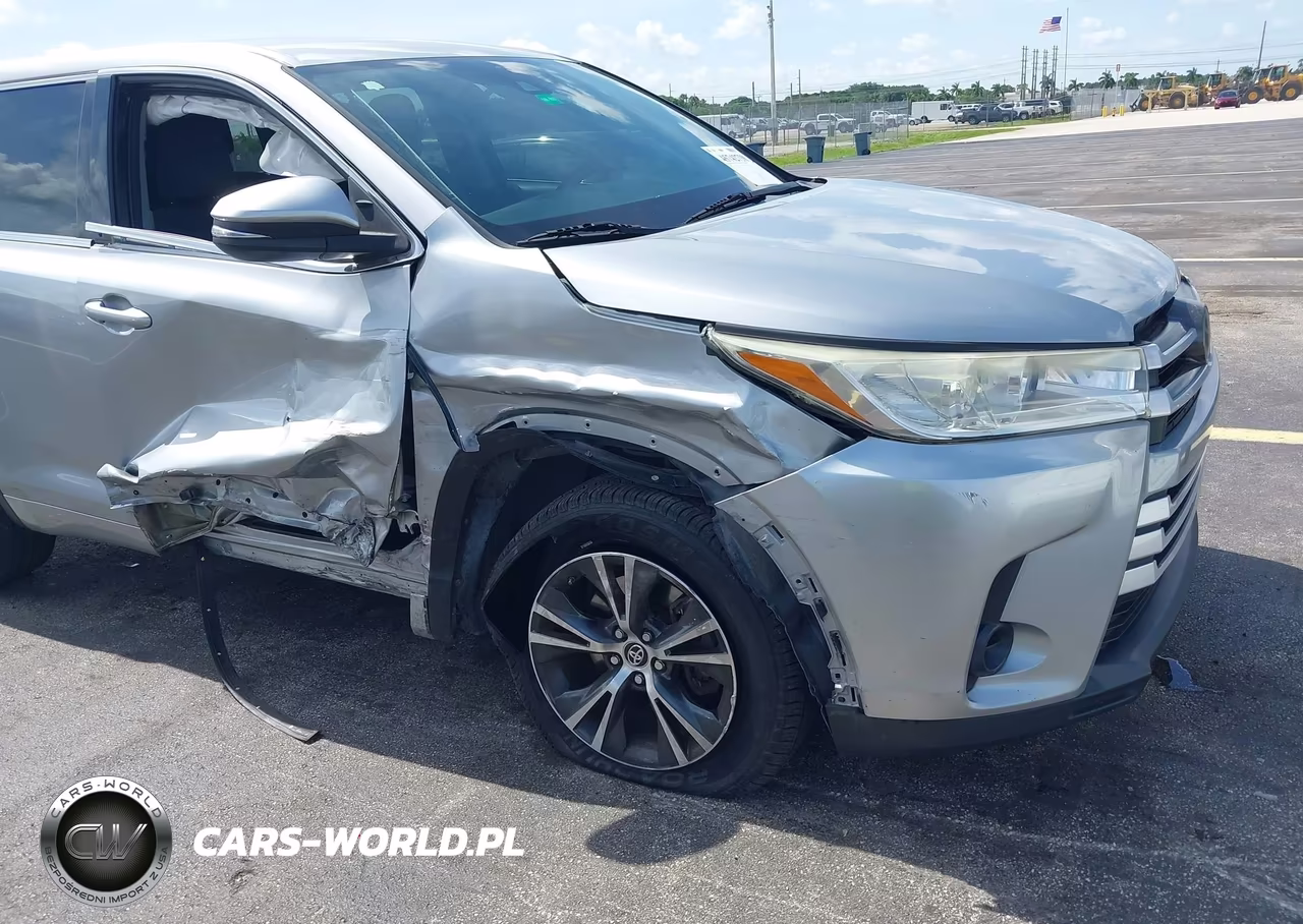 2017 Toyota Highlander Le VIN:5TDZARFH8HS026537 - 6